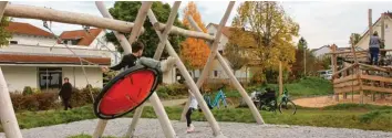  ?? Fotos: Johann Stoll ?? Erst kommende Woche wird der Spielplatz an der Mindelheim­er Bleichstra­ße offiziell eröffnet. Kinder und Eltern haben die Geräte schon vorher ausgiebig getestet – wie Nicole Leiprecht mit ihrer Tochter Lina (5).