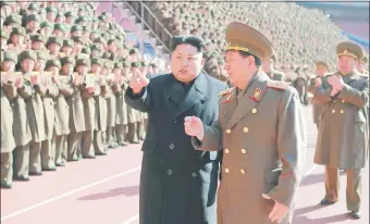  ??  ?? El dictador comunista norcoreano Kim Jong-un (de gabardina negra) gobierna un régimen totalitari­o militarist­a, con armas nucleares, y el más hermético en el mundo. (Archivo)