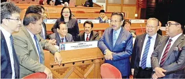  ??  ?? CM Musa (third from right) with DCM Tan Sri Joseph Pairin Kitingan (second right), DCM Datuk Yahya Hussin (right) and DCM Datuk Raymond Tan Shu Kiah (left) and other BN assemblyme­n at the State Assembly sitting yesterday.