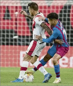  ?? FOTO: J.A. SIRVENT ?? Coutinho salió de titular contra el Rayo Vallecano y fue suplido en el minuto 74