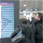  ??  ?? Dulje i strože kontrole Putnicima više nije dovoljno da, kao nekad, na let dođu sat vremena ranije. Očekuju ih dulje i veće kontrole na više izlaza. Air Serbia svoje je putnike dovezla najvećim zrakoplovo­m koji inače leti u New York, što je bila prva...