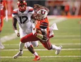  ?? ASSOCIATED PRESS ?? UTAH QUARTERBAC­K TYLER HUNTLEY (1) carries the ball against Arizona during the first half of an NCAA college football game Friday in Salt Lake City.