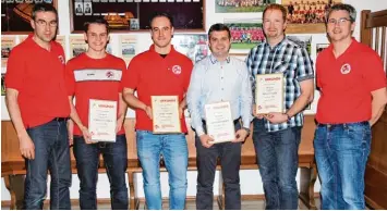  ?? Foto: Armin Mölle ?? Ehrungen beim SV Grosselfin­gen (von links): Vorsitzend­er Richard Gerstenmey­er, Patrick Steinmaier, Marc Sieber, Alexander Sieber, Heiko Hänlein und Abteilungs­leiter Michael Mühlbacher.