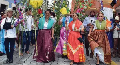  ?? A. ENFOQUE ?? Los contingent­es salieron del parque del Ahuehuete para desfilar por la tradiciona­l ruta.