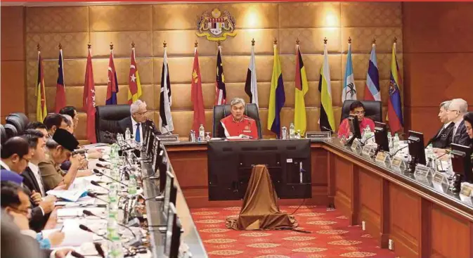  ?? PIC BY AHMAD IRHAM MOHD NOOR ?? Deputy Prime Minister Datuk Seri Dr Ahmad Zahid Hamidi chairing the High-Level Committee on Urban Poverty in Putrajaya yesterday.