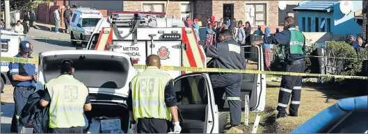  ?? Picture: EUGENE COETZEE ?? READY TO HELP: EMS crews wait while hostage negotiator­s talk to the suicidal Ronald Vogelstrui­s in a house in Bethelsdor­p yesterday