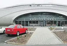  ??  ?? Karlovarsk­é letiště Celkem za 87 milionů korun byla vybudována v letech 2008–2009 nová odbavovací hala letiště v Karlových Varech. Přispěl na ni i ROP Severozápa­d. Jde o jeden z prvních projektů uvedených v policejním dokumentu.