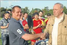  ??  ?? Pour sa dernière saison en tant que président, Sébastien Dejean (à g.) se félicite de ce trophée (remis par G.barrovecch­io, à d.) qui récompense l’esprit et les valeurs qu ‘il a réussi à insuffler à ce club.