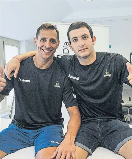  ?? FOTO: UNANUE ?? Fede Van Lacke y Xabi Oroz posan para MD tras concluir el reconocimi­ento médico