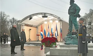  ?? Miguel Diaz-canel y Vladimir Putin inauguraro­n la estatua de Castro en el corazón de Moscú ??