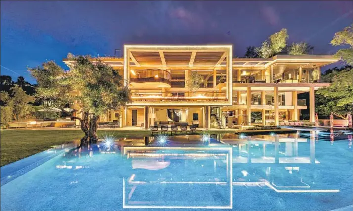  ?? Simon Berlyn ?? IN BEL-AIR, the 25,000-square-foot contempora­ry — featuring 20,000 square feet of decking/patios and a vertical garage — sold in July for $75 million.