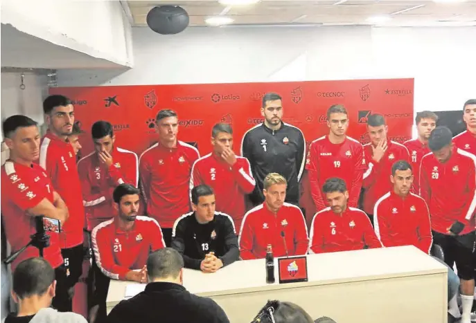  ??  ?? Los jugadores del Reus, en la rueda de prensa de ayer en el estadio Municipal