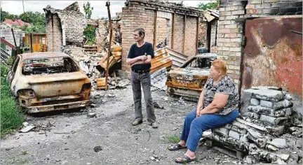  ?? ?? DESOLADOR. Residentes de Bucha esperan ayuda humanitari­a, luego de los ataques rusas que destruyero­n sus viviendas y pertenenci­as.