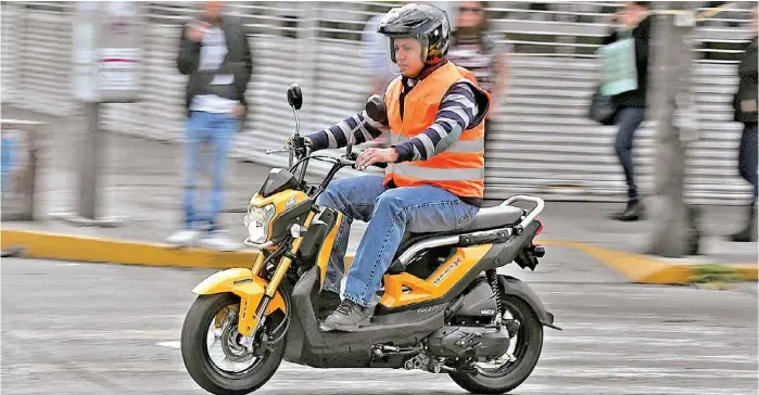  ?? NACHO REYES ?? Los conductore­s de este tipo de vehículos deben utilizar un chaleco con el número de placas en la espalda.