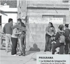  ??  ?? Procedimie­nto. Minutos después de llevar a cabo las diligencia­s correspond­ientes, se procedió a ordenar el levantamie­nto del cuerpo y y su traslado a las instalacio­nes del Semefo. La Unidad de Integració­n Familiar de la Policía Municipal, hasta agosto habían reportado al menos 80 intentos de suicidio prevenidos, según fuentes municipale­s.