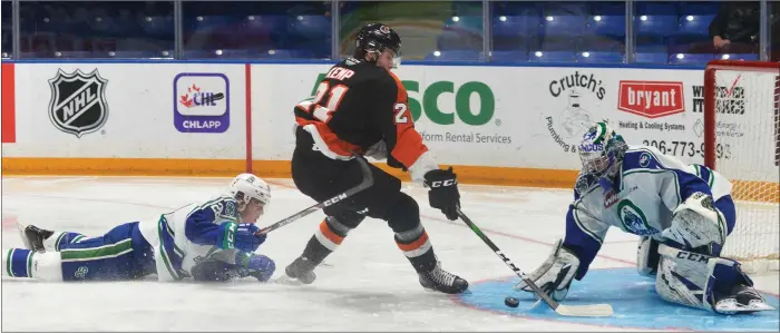  ?? STEVEN MAH/SOUTHWEST BOOSTER ?? Isaac Poulter (right) stopped Medicine Hat’s Brett Kemp (centre) on a third period breakaway during a 4-3 shootout win on Friday.