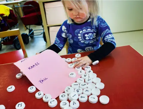  ??  ?? I förskolan får Agafia Niemenmaa och de andra barnen
öva på ord.