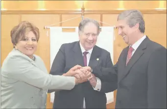  ??  ?? María E. Wapenka (PRF), Alberto Ramírez Zambonini (PLRA) y Jaime Bestard (ANR, cartista) habrían ofrecido cargos a legislador­es para salvarse del juicio político.