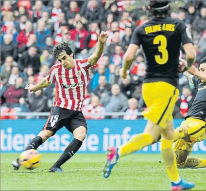  ?? FOTO: AIOL ?? Un golazo Lekue ejecuta el gran disparo con el que batió a Moyá en el partido frente al Atlético de 2017 en San Mamés