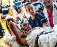  ?? Foto: Costs Metaxakis, afp ?? Über hundert Menschen wurden durch das Seebeben verletzt und mussten medizi nisch behandelt werden.