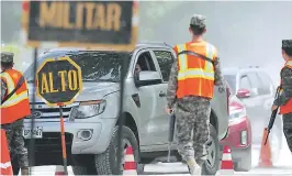  ??  ?? ARRESTO. Los detenidos fueron llevados al Primer Batallón de Infantería en la aldea de Mateo, Francisco Morazán.