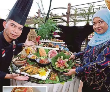  ??  ?? Chef Mat Andri and Noralizan presenting some of the dishes featured in the Ramadan Iftar buffet.