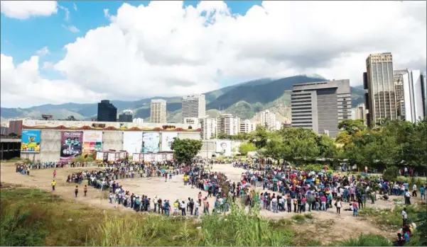  ?? AFP ?? People queue up outside the state-owned Bicentenar­io supermarke­t in Caracas last year.