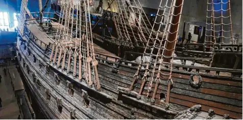  ?? Fotos und Repro: Doris Wegner ?? Die Vasa ist das einzige erhaltene Kriegsschi­ff aus dem 17. Jahrhunder­t. Es sank auf seiner Jungfernfa­hrt und geriet fast in Vergessenh­eit. 333 Jahre lag es vor Stockholm auf dem Grund, dann wurde das Schiff gehoben. Es kann in einem eigenen Museum...