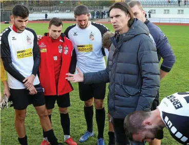  ?? FOTO: FRANK STEINHORST ?? Erfurts Trainer Brdaric im Kreise seiner bedröppelt­en Spieler nach dem 0:4 bei Lichtenber­g.