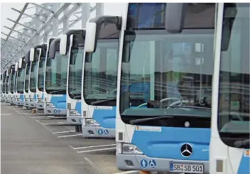  ?? SZ-ARCHIVFOTO: BECKER&BREDEL ?? Am Freitag blieben Busse im Depot, weil sich Busfahrer krankgemel­det hatten.