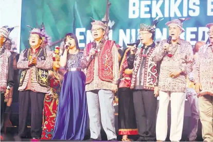  ?? — Gambar oleh Chimon Upon ?? HIBURAN: Abang Johari bersama tetamu kehormat lain menyanyi ketika Majlis Makan Malam Gawai Dayak Peringkat Negeri Sarawak 2022 di Kuching, malam kelmarin.