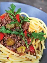  ?? FOTO: TT ?? Köttfärs med chilisås och paprika går lika lätt att laga hemma som i husvagnen eller båten.