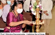  ??  ?? Prof. Shirnica Karunanyak­e , Lighting the ol lmap