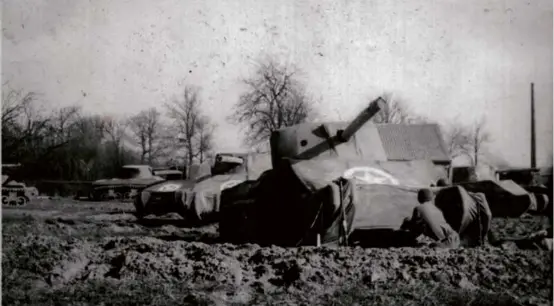  ?? GHOST ARMY LEGACY PROJECT PHOTOS ?? Above: Ghost Army inflatable tanks along the Rhine River in March 1945. Left: Ghost Army members put new bumper markings on a jeep as part of their “special effects” program.