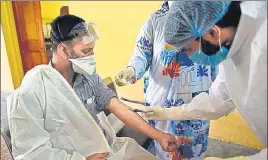  ?? WASEEM ANDRABI/HT ?? Doctors collecting the blood samples of a health worker in Srinagar.