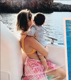  ?? INSTAGRAM ?? Laura Escanes contempla el atardecer de Menorca junto a su hija