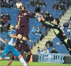  ?? FOTO: MANEL MONTILLA ?? Diego López trata de despejar un balón ante el remate de Gerard Piqué