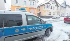  ?? FOTO: EICH ?? In der Bachenstra­ße in VS-Schwenning­en war die Polizei unter anderem mit Hunden vor Ort.