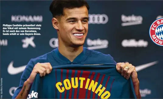  ??  ?? Philippe Coutinho präsentier­t stolz das Trikot mit seinem Namenszug. Es ist noch das von Barcelona, heute erhält er sein Bayern-Dress.