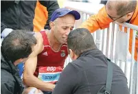  ??  ?? DOR. Em outubro, na Maratona de Lisboa, Hermano Ferreira tentou bater o seu recorde, mas uma lesão sofrida na fase final fê-lo terminar a prova em sofrimento evidente. Fez, então, o tempo de 2:20.11 horas