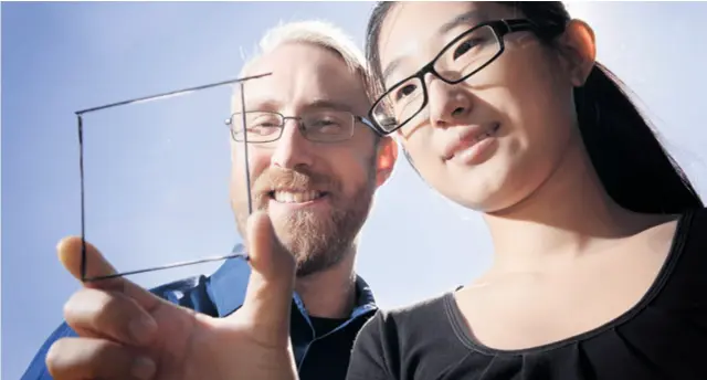  ??  ?? Profesor Richard Lunt sa suradnicom Limu Zhao pokazuje jednu od potpuno prozirnih solarnih ćelija