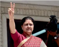  ?? PTI ?? Before going to Raj Bhavan, Sasikala went to J. Jayalalith­aa’s memorial at Marina beach and paid homage there. —