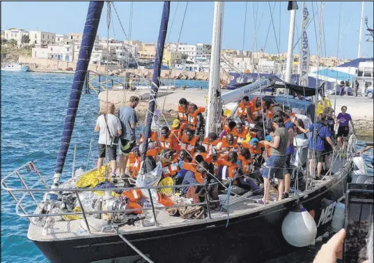  ?? Elio Desiderio The Associated Press ?? The Mediterran­ea Saving Humans’ rescue ship Alex carrying 46 migrants docks Saturday in Italy’s port of Lampedusa.