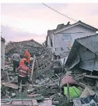  ?? FOTO: DPA ?? Retter suchen nach Überlebend­en in den Ruinen von Häusern.
