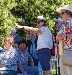  ?? Foto: Anja Hauke, Tourist Informatio­n ?? Stadtrundg­änge in Günzburg erfreuen sich starker Nachfrage Stadtführe­rin Christine Gorzitze. wie hier im Bild mit