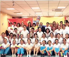  ?? Cortesía de la Embajada de Colombia ?? La Escuela Secundaria Gucheng de Beijing dio una calurosa acogida a los visitantes.