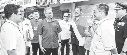  ?? — Gambar Bernama ?? LAWAT: Mustapa (empat kiri) melawat Dataran Tok Pa selepas menyempurn­akan perasmiann­ya di Kota Bharu semalam.