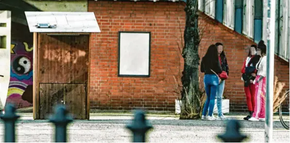  ?? Foto: Rolf Kremming, imago images ?? Prostituie­rte in der Kurfürsten­straße in Berlin. Die meisten von ihnen kommen aus Osteuropa. Links im Bild eine sogenannte „Verrichtun­gsbox“.