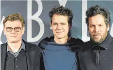  ?? FOTO: JENS KALAENE ?? Drei Regisseure, eine Serie (von links): Achim von Borries, Tom Tykwer und Hendrik Handloegte­n.