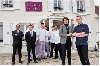  ??  ?? Le couple Pavard et leurs employés devant le seul restaurant étoilé du nord 77.